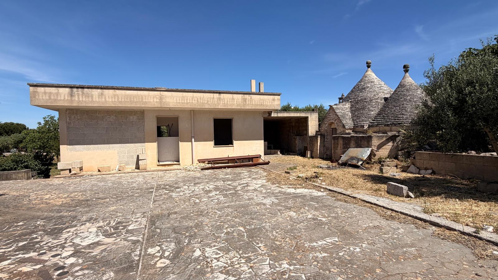 Piccola Villetta In Zona Abitata, 2 Vani e Acc, Trullo, Deposito.